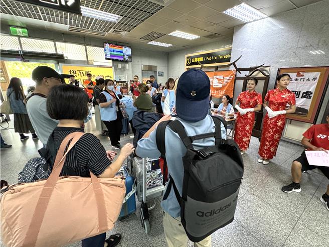 國立金門大學學生會與各系學會的服務隊今日全天候在尚義機場入境大廳辦理新生接機活動，並安排專人、專車引導到校，協助新生盡快融入校園生活。(于家麒攝)