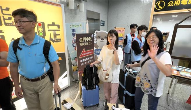 不少陪同報到的家長與孩子都是第一次來到「陌生」的金門，對金大校方的服務都大讚超貼心！(于家麒攝)