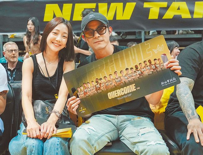 王柏杰（右）事发前一天和女友谢欣颖看球赛。（PLG提供）