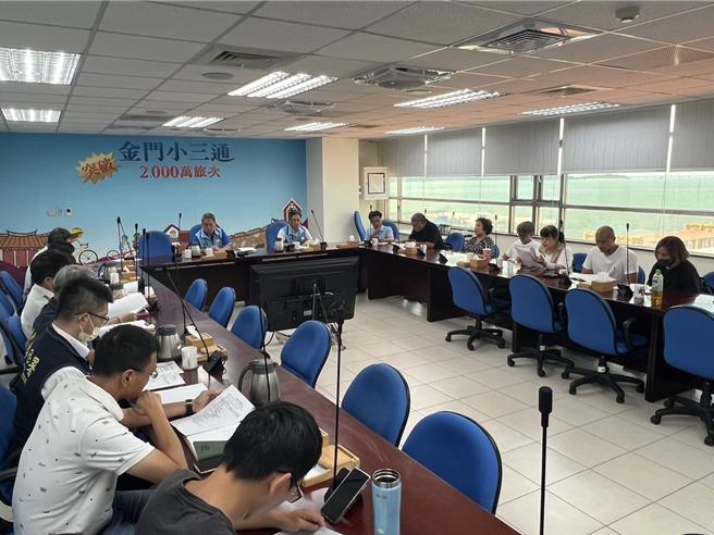 为因应陆客开放，金门县政府3日再度邀集地区旅游业者与联检单位CIQS、码头等各单位协调各项准备工作。(图／金门县政府提供)