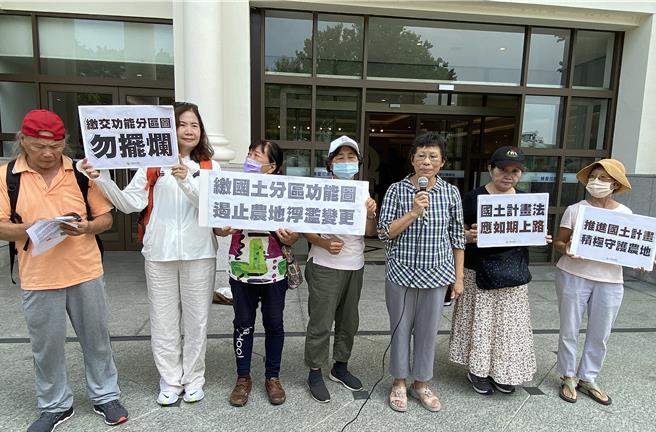 環保團體4日在台中市舉辦「莫再助長農地浮濫變更，成環境崩壞幫兇」記者會」，監督施政聯盟召集人陳椒華（右三）點名台中市長盧秀燕喊話指出，盧有心往上參與總統大選，應帶頭趕快繳交國土分區圖。（陳淑芬攝）