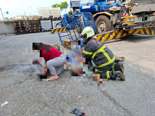 雲林縣虎尾鎮北溪里再興飼料工廠吊車進行高空作業，吊籃自6米高掉落，造成4人命危重傷。（翻攝自雲林縣消防局網頁／張朝欣雲林傳真）