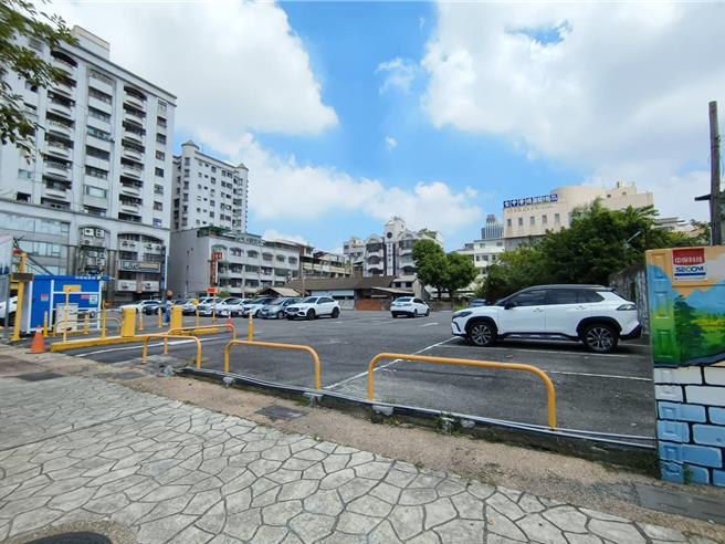 嘉义市垂杨路崇文国小对面的国有地，建商集团已标得地上权将开发。（廖素慧摄）