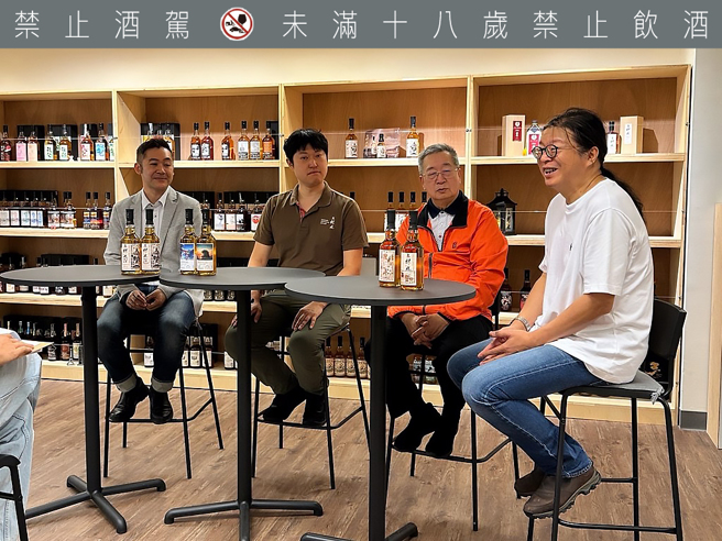 三郎丸社长稲垣贵彦（左2）、绮灏国际董事长兼清威酒藏创办人张庆清(右2)、Bar M 酒吧主理人清水直先生(左1)、台湾人上人总代理谢博文(右1)，4人齐聚于淡水清威酒藏。（人上人提供）