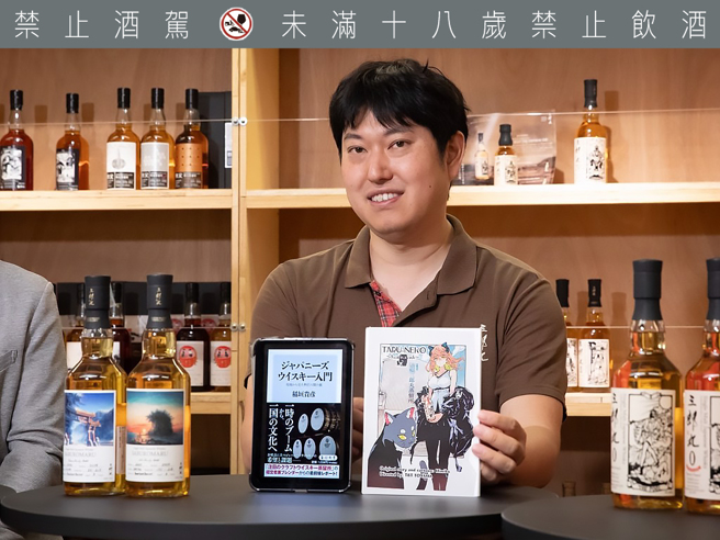 稻垣贵彦与知名绘师ヒミコ（himiko）合作，以生动的漫画形式呈现三郎丸制酒过程。（林胜发摄）