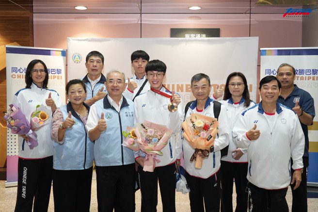 巴黎帕运跆拳道铜牌选手萧翔文（前排中）及教练吴燕妮（前排左１）载誉归国。(体育署提供)