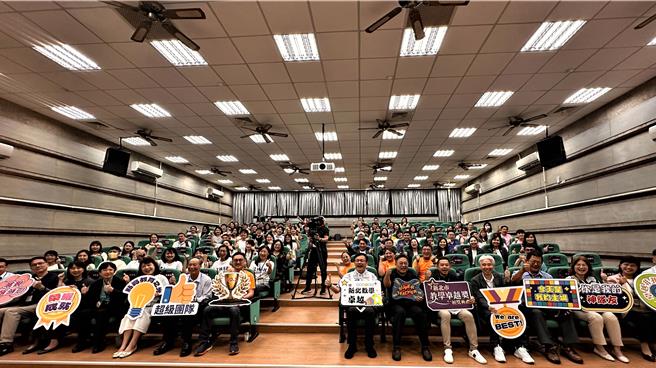 新北市教育局4日举行113年度教学卓越成果分享暨颁奖典礼，教育局长张明文蒞临颁奖，本年度获奖学校有高中职6校、国中2校、国小10校与幼儿园7校，其中12校获推荐参与教育部113年度教学卓越奖评选。（高钧麟摄）