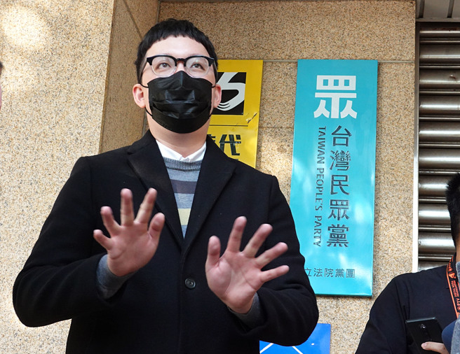 民眾黨前文宣部主任一職的柯昱安。（資料照/姚志平攝）