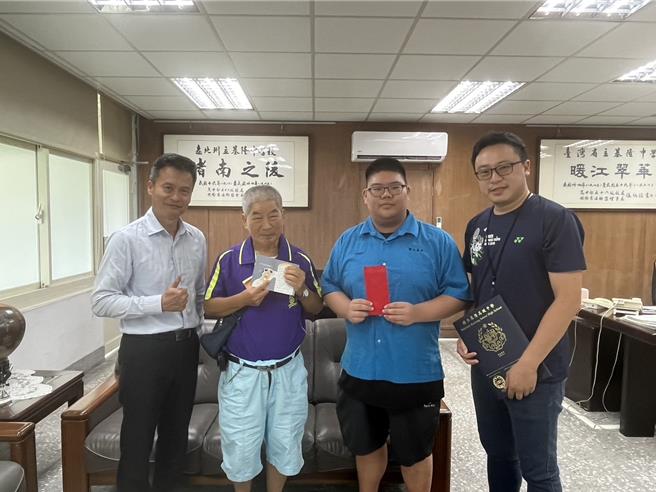 就读于国立基隆高级中学数理实验班的王辰瀚（右二），家中是中低收入户，幸好各界伸出援手，帮他度过难关。王也投入义工回报社会，已累计服务超过100小时及100支嘉奖。（基隆高中提供／徐佑升基隆传真）