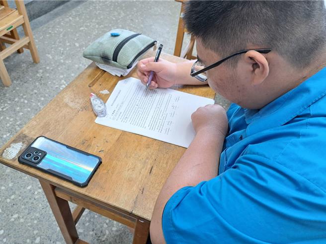 就读于国立基隆高级中学数理实验班的王辰瀚，家中是中低收入户，幸好各界伸出援手，帮他度过难关。王也投入义工回报社会，已累计服务超过100小时及100支嘉奖。（基隆高中提供／徐佑升基隆传真）