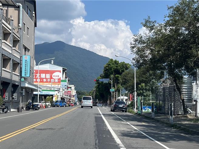 埔里镇为了避免路边停车格遭长期占用成私人停车位，实施路边停车收费2个月，经统计停车格平均使用率仅1成。（杨静茹摄）