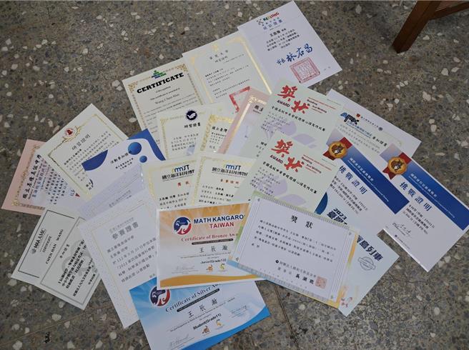 就读于国立基隆高级中学数理实验班的王辰瀚，家中是中低收入户，幸好各界伸出援手，帮他度过难关。王也投入义工回报社会，已累计服务超过100小时及100支嘉奖。（基隆高中提供／徐佑升基隆传真）