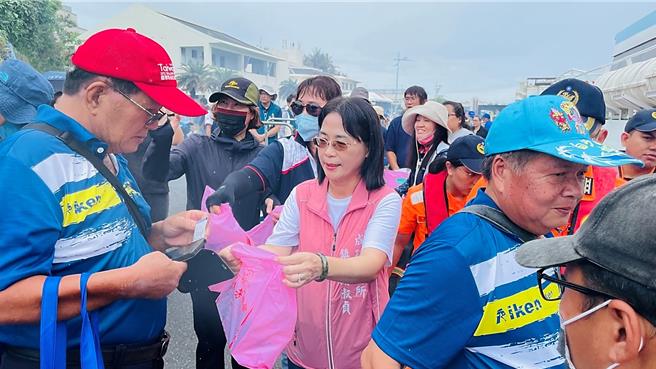 成功鎮長謝淑貞歡送旅客搭乘「藍色公路」首航客輪。（蕭嘉蕙攝）