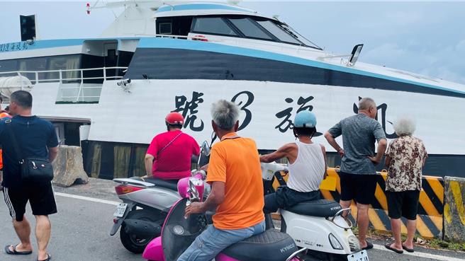 成功鎮民圍觀「藍色公路」首發團起航。（蕭嘉蕙攝）