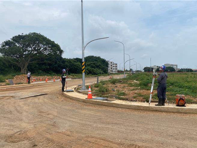 桃园市大园区五权里五结段是航空城徵收户安置街廓地，徵收户抽到该路段要新建家园时，希望建造4楼半的民宅，因该地段地势较高受航高限制仅能盖3层楼，对于无法盖出自己理想的建筑，民眾抱怨连连。（地主提供／廖姮玥桃园传真）