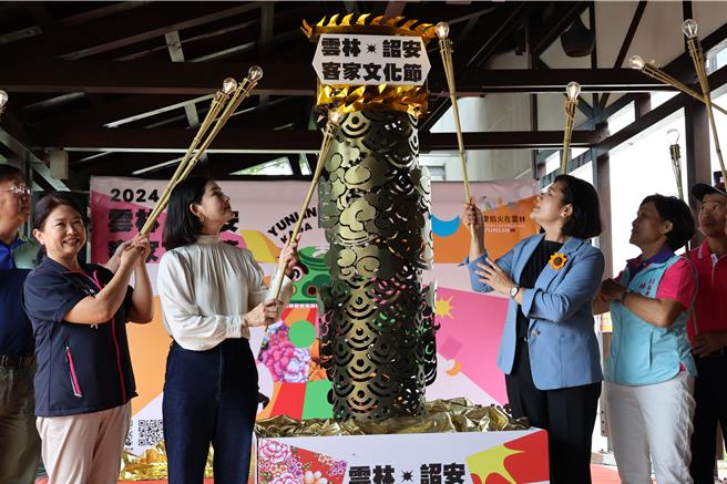 今年诏安客家文化节的「澹仔火迎暗景」活动，改以钨丝灯泡取代柴火。（周丽兰摄）