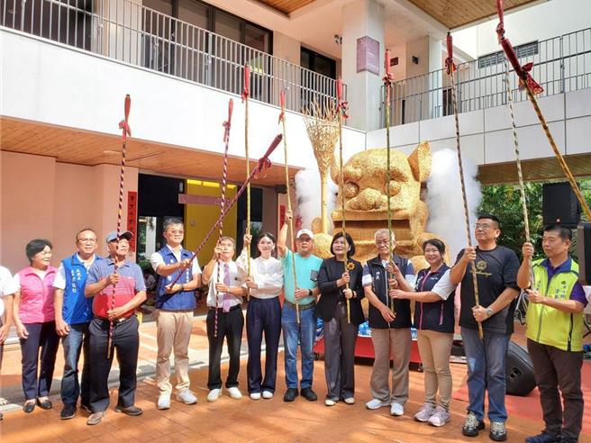 去年的「澹仔火迎暗景」活动使用的是传统柴油火把。（本报资料照片／周丽兰摄）