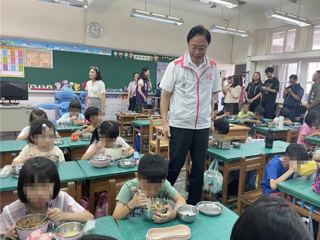 新学期开学，桃园张善政赴中原国小视察校园营养午餐。（吕筱蝉摄）