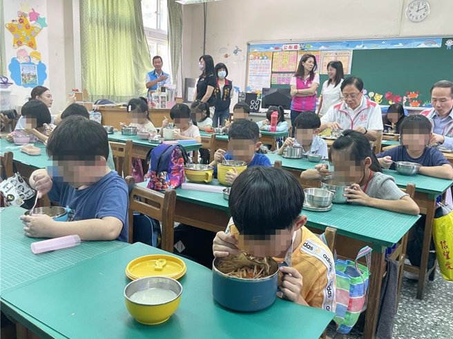 新学期开学，桃园张善政赴中原国小视察校园营养午餐。（吕筱蝉摄）