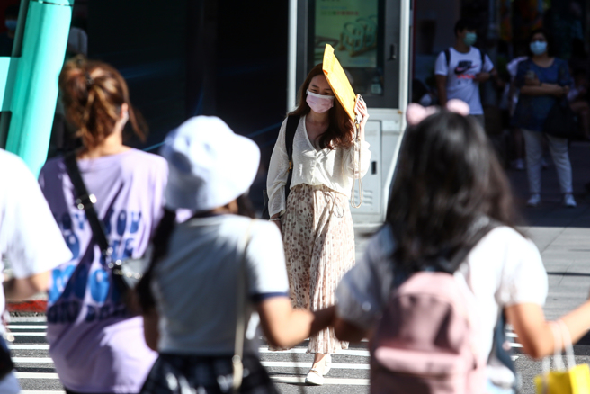 一名女网友最近发现同事、路人都在穿罩衫。（示意图，资料照）