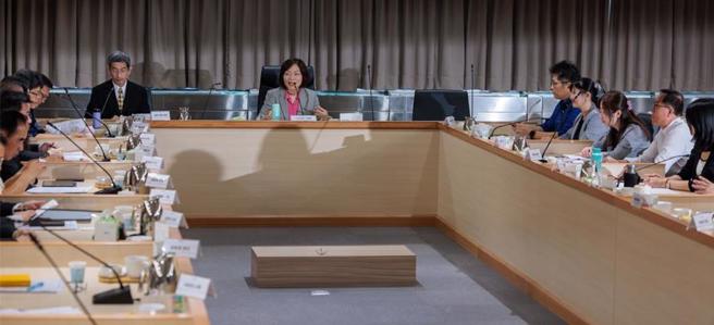 勞動部3日依法召開首次最低工資審議會議，由勞、資、政、學四方委員共同審議明年最低工資。（郭吉銓攝）