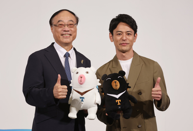 交通部觀光署4日舉行「日本市場台灣觀光代言人見面會」，受邀擔任「台灣觀光形象代言人」的日本藝人妻夫木聰（右）與觀光署長周永暉（左）合影留念。（姚志平攝）