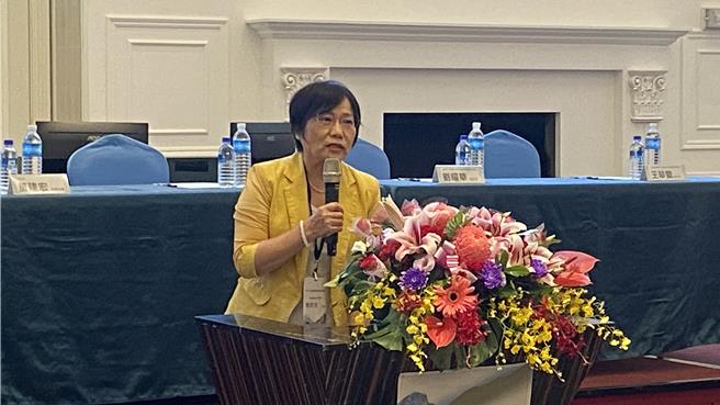 「國土計畫政策溝通說明會中區場」4日在台中市登場。內政部長劉世芳致詞時，直接點名台中市長盧秀燕4年前所公布的國土計畫內容，並沒像她在議會所說「國土計畫法如果送到中央去，就是農業判死刑」，辦說明會聽取各界意見，希望能準時收到台中市等縣市政府的國土功能分區圖。（陳淑芬攝）