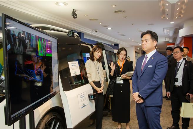 新竹市代理市长邱臣远（右二）率市府团队参访韩国电子通信研究院（ETRI）。（新竹市政府提供／陈育贤新竹传真）