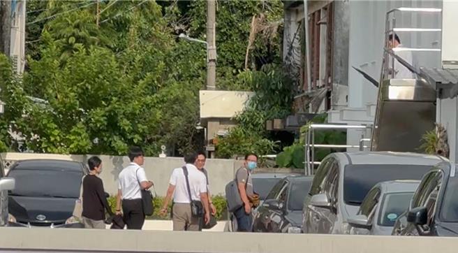 台中地检署指挥廉政署中调组4日搜索台中市警局第六分局西屯、何安、协和派出所，共带走6名员警讯问。（冯惠宜摄）