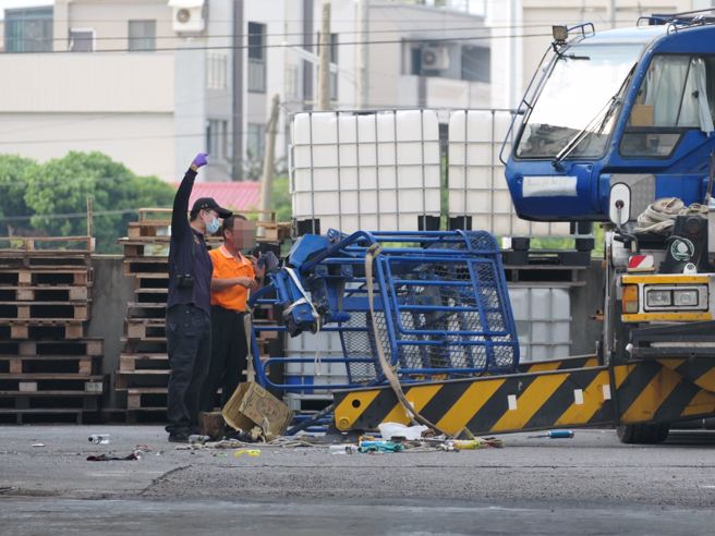 云林县虎尾镇北溪里再兴饲料工厂，4日吊车进行高空作业，吊篮自8米高掉落，造成3人死亡。初步调查，肇事原因为依规定吊篮限乘2人，但作业时却挤了4人，导致吊臂断裂吊篮掉落。（张朝欣摄）