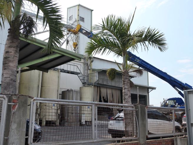 云林县虎尾镇北溪里再兴饲料工厂，4日吊车进行高空作业，吊篮自8米高掉落，造成3人死亡。初步调查，肇事原因为依规定吊篮限乘2人，但作业时却挤了4人，导致吊臂断裂吊篮掉落。（张朝欣摄）