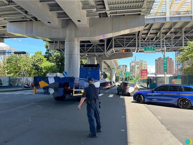 新北市三峽區今（4）日上午11時許驚傳死亡車禍，機車騎士為閃避前車而變換車道，過程中不慎遭後車擦撞，乘客倒地後遭輾斃當場身亡。（三峽警分局提供）