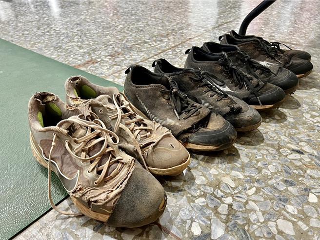 三光國中棒球隊是比賽常勝軍，球員的球鞋十分破舊，礙於經費短缺無法經常更換新鞋。（楊靜茹攝）
