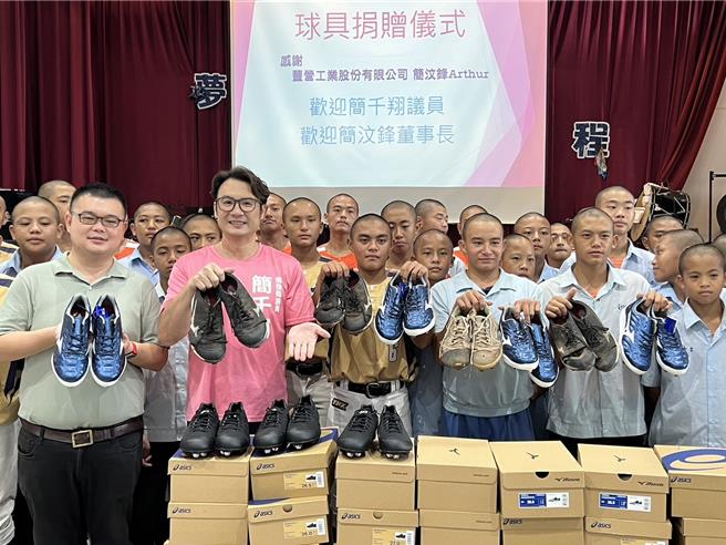 南投縣議員簡千翔得知三光國中棒球隊球員的球鞋十分破舊，卻沒經費換球鞋，媒介豐營工業公司捐贈65雙棒球鞋。（楊靜茹攝