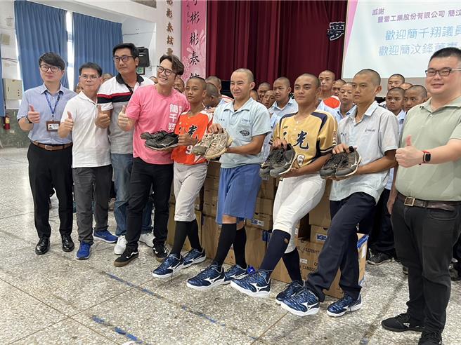 三光國中棒球隊換上專業的棒球鞋十分開心，將以好成績回報。（楊靜茹攝）