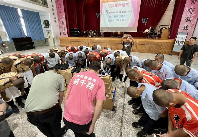 三光國中棒球隊獲贈棒球鞋，球員們向南投縣議員簡千翔與豐營工業公司董事長特助簡佑庭鞠躬致謝。（楊靜茹攝）