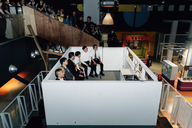 院長與部長體驗地震體驗屋。(照片/教育部提供)