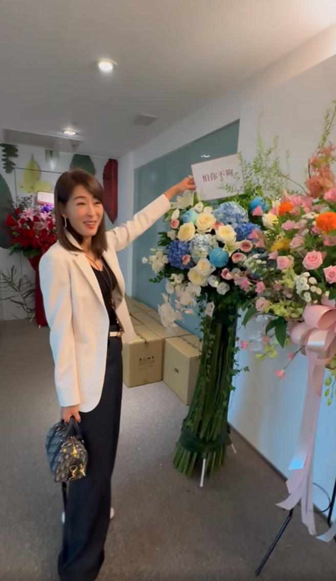 贾永婕看到某花篮上面写着「怕你不够」，开心得合不拢嘴。（图／贾永婕脸书）