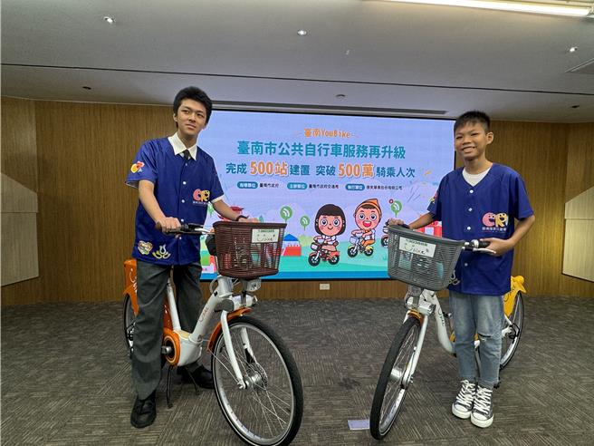 台南市儿少代表、慈济高中学生郭力霖（左）盼能争取YouBike「校校有站点」。(曹婷婷摄)
