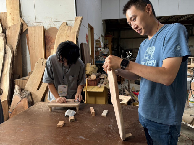 森林循環碳經濟創生有限公司帶領學員製作木作家飾。(照片/教育部提供)
