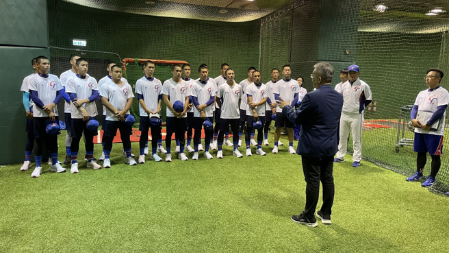 中職會長蔡其昌（右前）4日來到天母棒球場為U18亞青中華隊加油打氣並頒發蔡金。（毛琬婷攝）