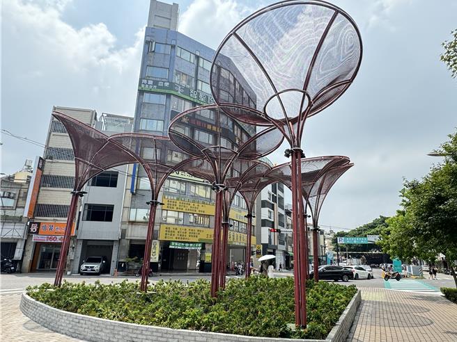 8座花朵造型装置艺术被装设霓虹灯。（李京升摄）