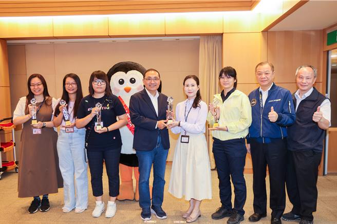 新北市长侯友宜今（4）日市政会议中颁奖，奖励推动性别主流化绩效优良机关及人员，由社会局及芦洲区公所等16个机关及5名人员获奖。