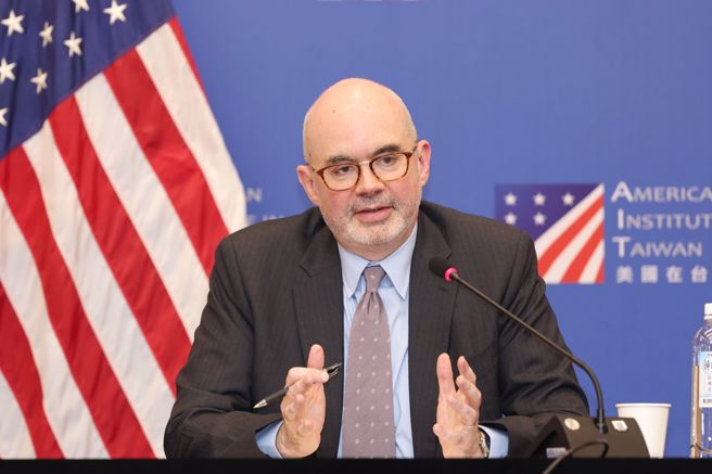 美国在台协会处长谷立言（见图）举行上任后首场记者会，受访时表示，在捍卫台湾的安全、保护台湾的民主、增加台湾与世界的连结，看到不同政党都慢慢有愈来愈多共识。（杜宜谙摄）