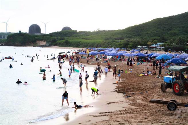 垦管处整顿沙滩阳伞，业者喊生计困难。（图／资料照）