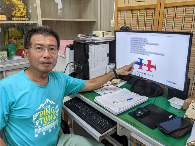 國慶籌備委員會3日公布國慶主視覺「國旗配色加梅花」，雲林縣四湖鄉飛沙國中校長陳昭龍4日表示他則用數學角度，設計出「對稱」、「鑲嵌」等教學題目，希望將數學融入生活中，同時讓學生了解時事。（張朝欣攝）