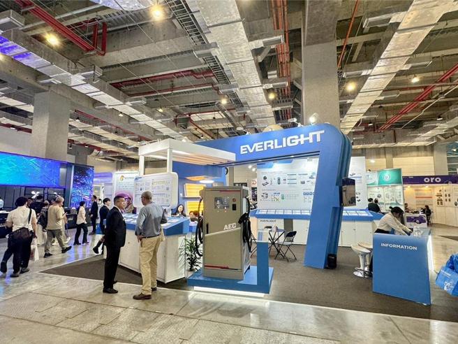 億光邀請業界專業人士及合作夥伴蒞臨展位，了解最新產品。圖／億光提供