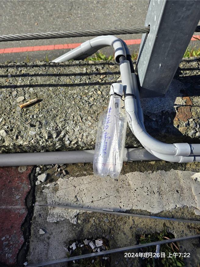 有直播為宣傳煙火生意，來到武領停車場放置「瓶中信」，讓民眾尋寶換煙火。（太管處提供／王志偉花蓮傳真）