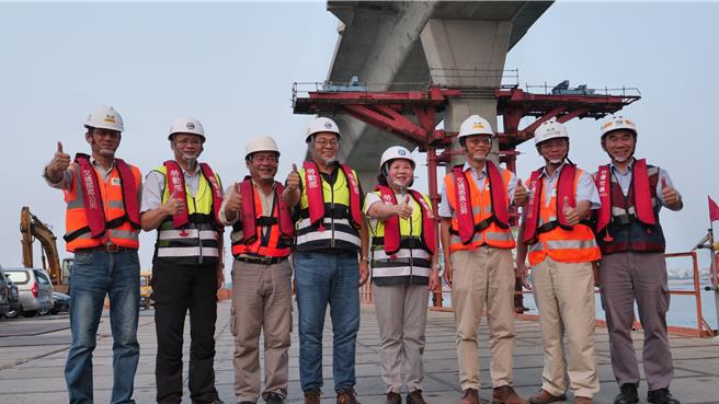 有意参选2026民进党高雄市长初选的前劳动部长许铭春（右四）指出，她任内年年调涨基本工资，最后让最低工资法制化，让劳工经济生活更有保障，经济果实劳资共享。（许铭春办公室提供）