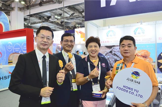 高市府祕書長郭添貴（左）帶領高雄水產品業者到新加坡參加2024亞洲海鮮展。（高雄市海洋局提供／林瑞益高雄傳真）